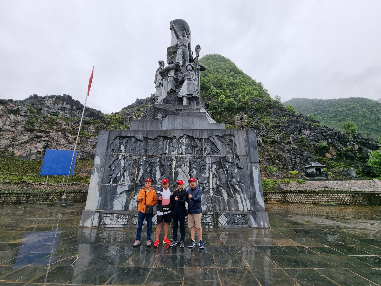 Tượng đài TNXP Dốc Pải Lủng